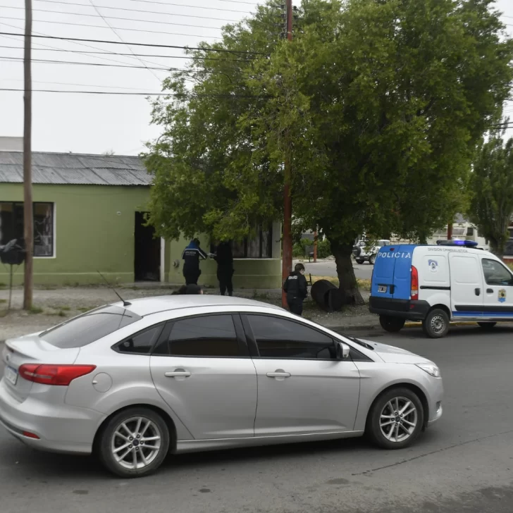 ¿Ajuste de cuentas en Río Gallegos?: Le balearon la casa a un vecino y un proyectil terminó rozándolo ¿Ajuste de cuentas en Río Gallegos?: Le balearon la casa a un vecino y un proyectil terminó rozándolo