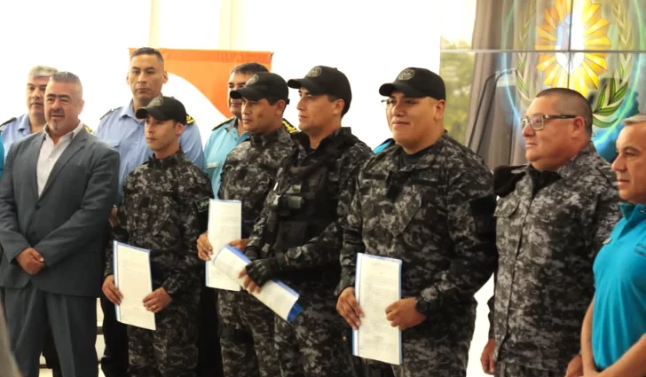 Reconocieron a policías que rescataron a dos jóvenes en Playa Bonita
