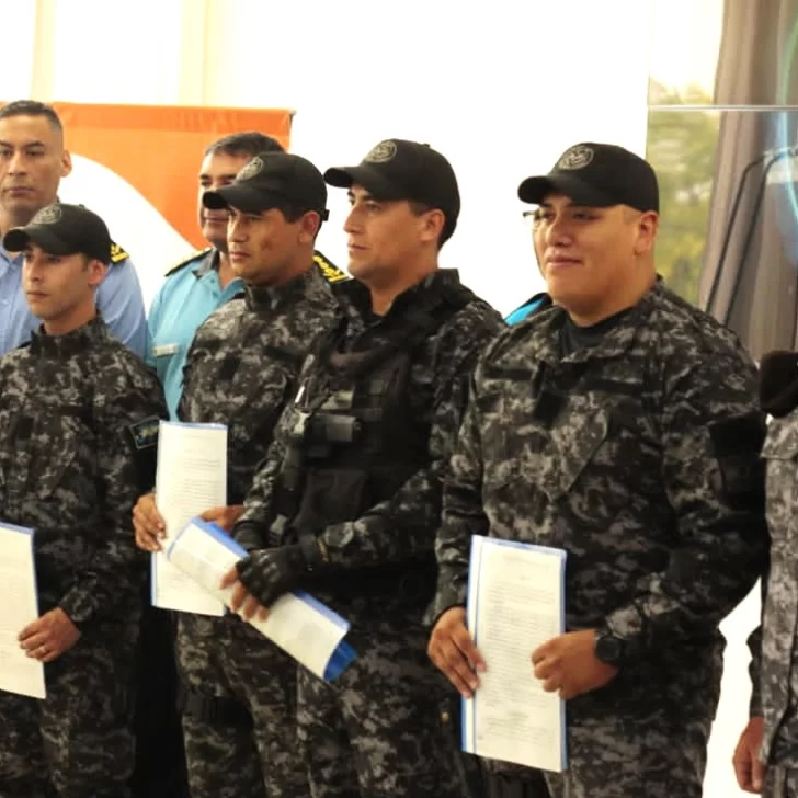 Reconocieron a policías que rescataron a dos jóvenes en Playa Bonita