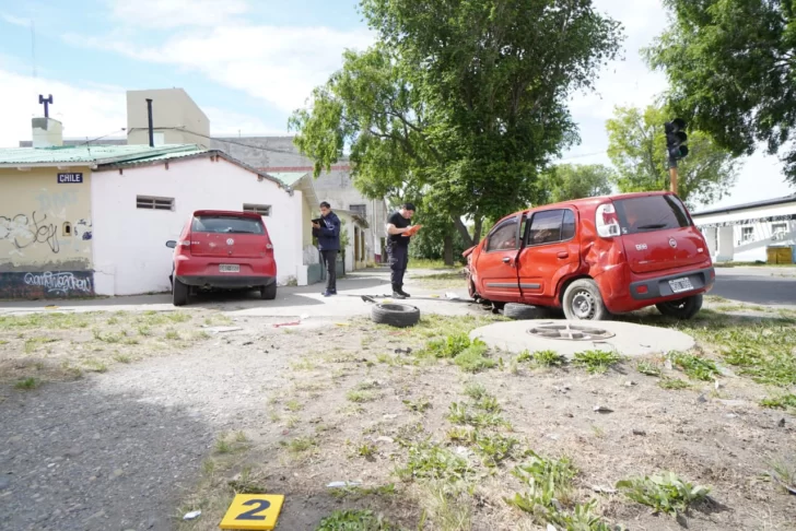 Fuerte choque en Río Gallegos: un auto subió a la vereda y golpeó la pared de una casa