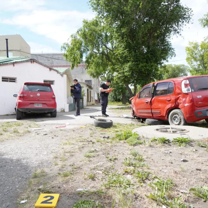 Fuerte choque en Río Gallegos: un auto subió a la vereda y golpeó la pared de una casa