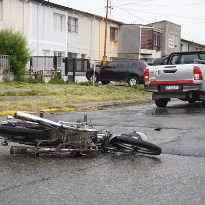 Viajaba en su moto, no respetó el paso y se incrustó en el costado de una camioneta