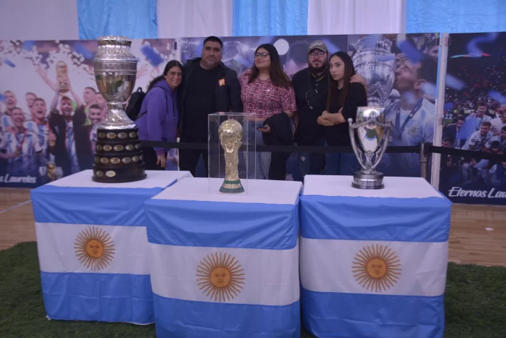 Los tres trofeos de la “Scaloneta” emocionaron a los riogalleguenses