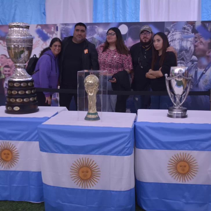 Los tres trofeos de la “Scaloneta” emocionaron a los riogalleguenses
