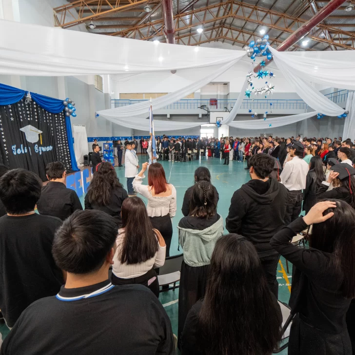 Emotivo acto de egreso de los estudiantes del Secundario N° 19 “Cincuentenario de LU12”