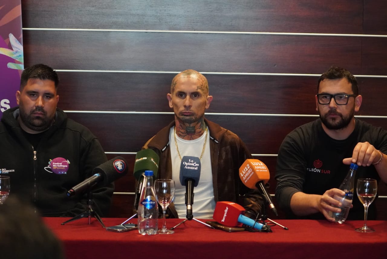  Emanuel Noir, el cantante de Ké Personajes anunciando en diciembre que cancelaba su show. FOTO: LA OPINIÓN AUSTRAL