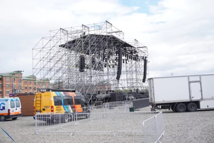 Desarmaron parte del escenario donde va a cantar Ke Personajes por los fuertes vientos