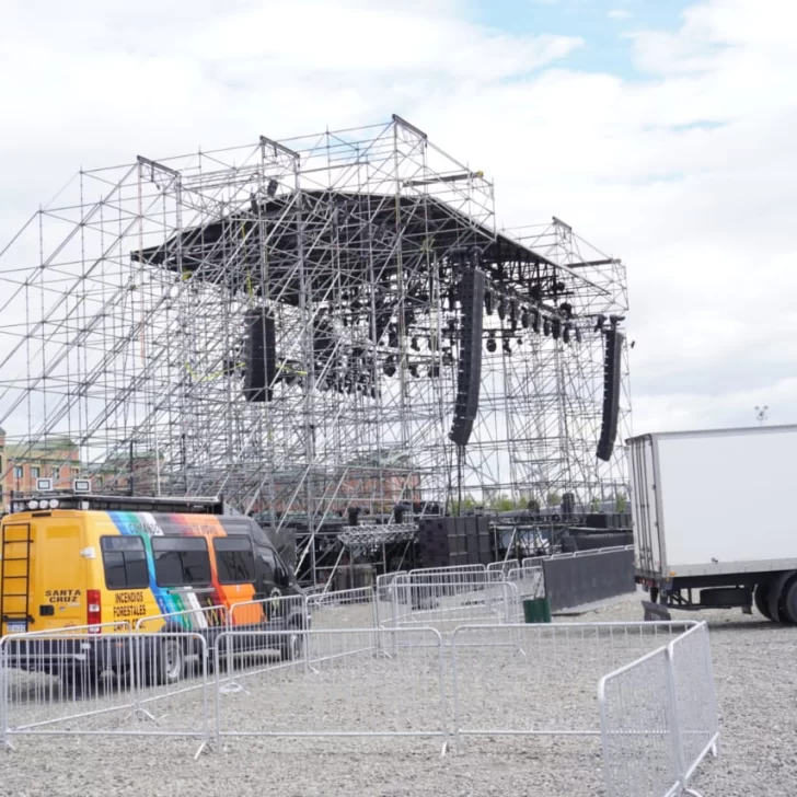 Desarmaron parte del escenario donde va a cantar Ke Personajes por los fuertes vientos