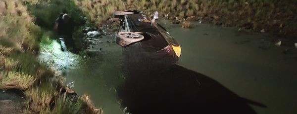 Taxista esquivó un animal, volcó y terminó en un espejo de agua en la periferia de Río Gallegos