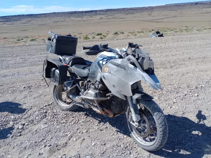 Motociclista brasileño sufrió un fuerte accidente a pocos kilómetros de Tres Lagos