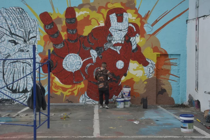 Muralistas locales pintan a los superhéroes de Marvel para celebrar el aniversario de Río Gallegos