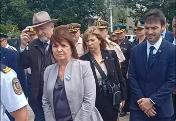 Polémica en Chubut: la banda de la Policía despidió a Bullrich con “Quién se ha tomado todo el vino”