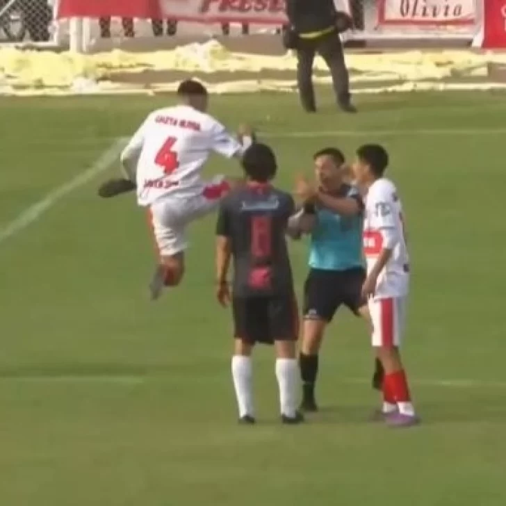 Video. Un jugador le tiró una patada voladora al árbitro luego que su equipo perdió