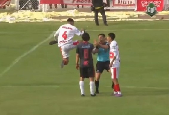 Video. Un jugador le tiró una patada voladora al árbitro luego que su equipo perdió