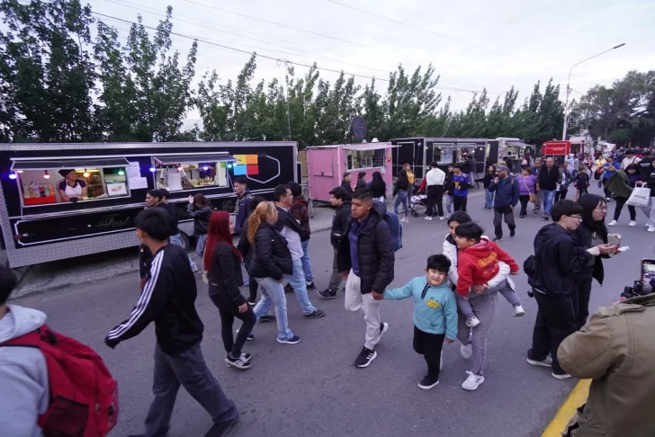 patio-gastronomico-festival-aniversario-rio-gallegos-recital-primer-dia-gente-LF-13-728x486