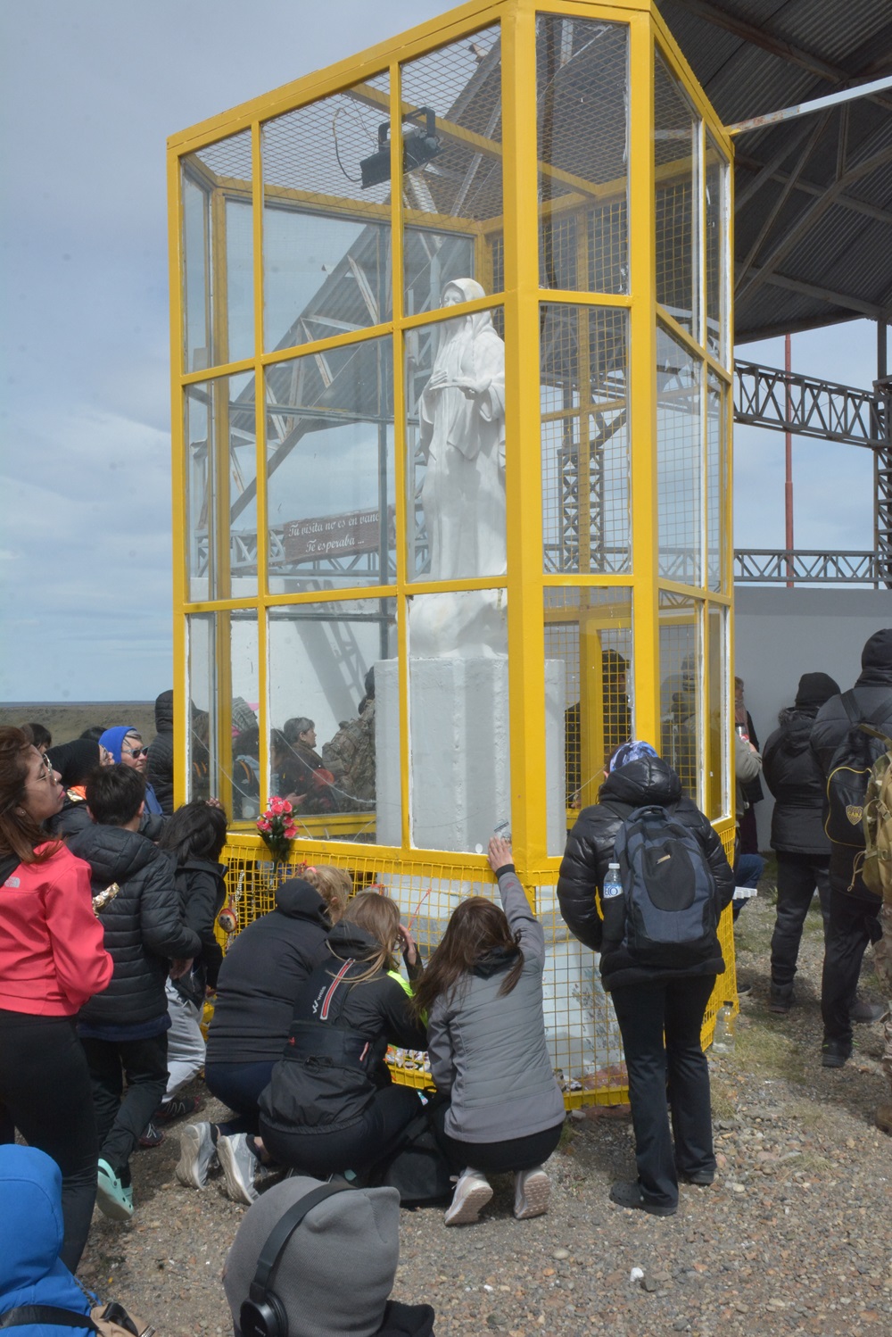  Con fe, los peregrinos a los pies de María. Foto: José Silva/La Opinión Austral