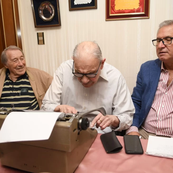 Crónica del día que Di Sandro “tecleó” su última frase en la máquina de escribir Crónica del día que Di Sandro “tecleó” su última frase en la máquina de escribir