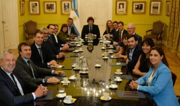 En plena tensión con el PRO, Javier Milei recibió a los diputados radicales “con peluca” y “espíritu cooperativo” En plena tensión con el PRO, Javier Milei recibió a los diputados radicales “con peluca” y “espíritu cooperativo”