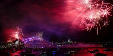 Ya es Año Nuevo en Australia: show de Robbie Williams y fuegos artificiales, así recibieron el 2025 en Sídney