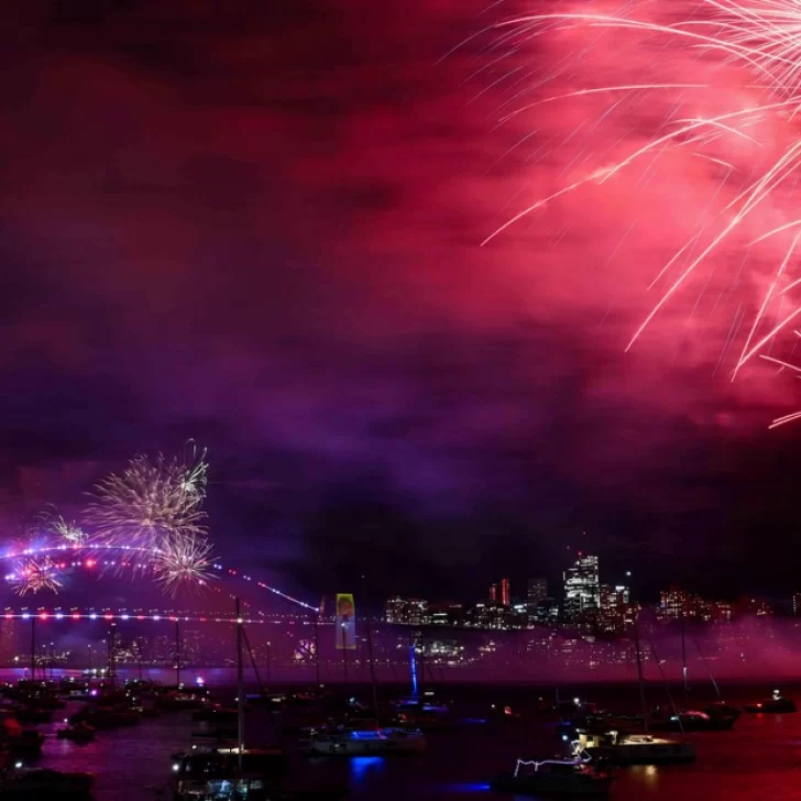 Ya es Año Nuevo en Australia: show de Robbie Williams y fuegos artificiales, así recibieron el 2025 en Sídney