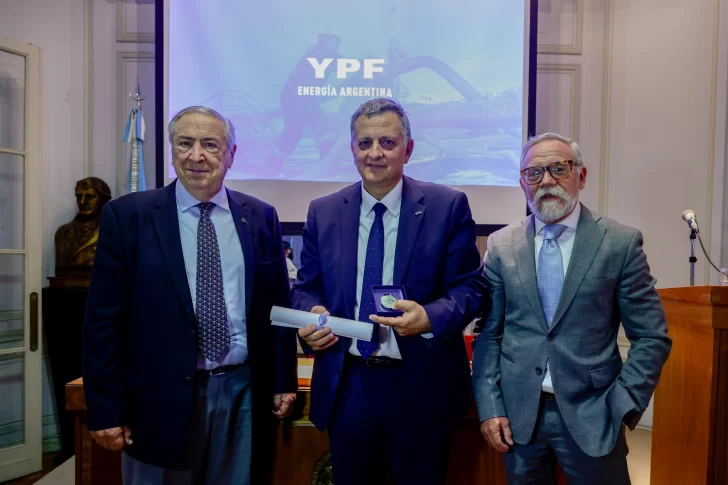 El presidente de YPF, Horacio Marín, fue reconocido por su labor como ingeniero en el país