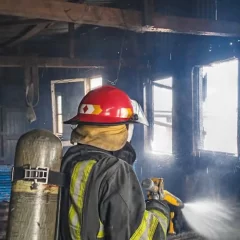 Las llamas se apoderaron de un galpón del barrio 22 de Septiembre de Río Gallegos