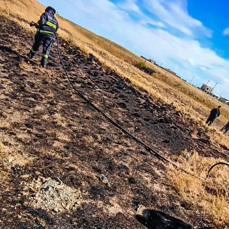 Jugaban con pirotecnia y provocaron un incendio en las afueras de Río Gallegos Jugaban con pirotecnia y provocaron un incendio en las afueras de Río Gallegos