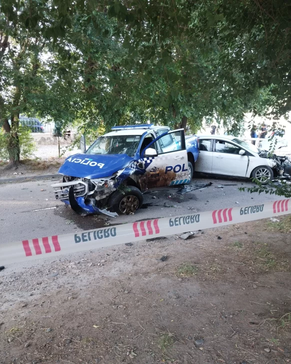 Impactante choque entre un patrullero y un auto en Caleta Olivia: hay tres heridos