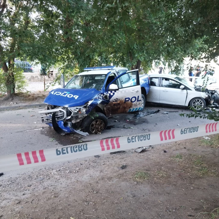 Impactante choque entre un patrullero y un auto en Caleta Olivia: hay tres heridos