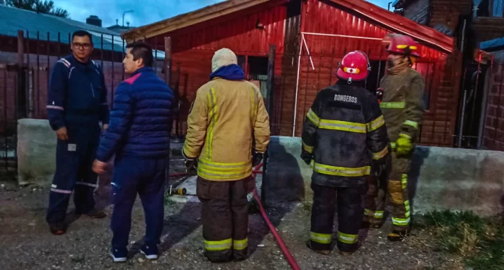 Las llamas se apoderaron de una vivienda de Las Heras e investigan las causas