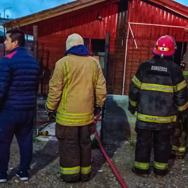 Las llamas se apoderaron de una vivienda de Las Heras e investigan las causas