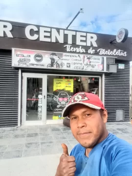 Atropellaron a un cicloturista de Misiones en Caleta Olivia, le destruyeron la bicicleta y lo quisieron golpear