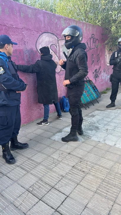 Iba caminando con un metegol por el centro de Río Gallegos y le hallaron un poco de marihuana