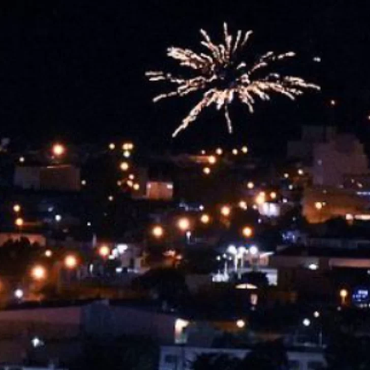 Pese a la ordenanza municipal en Caleta hubo más pirotecnia en Año Nuevo que en Navidad