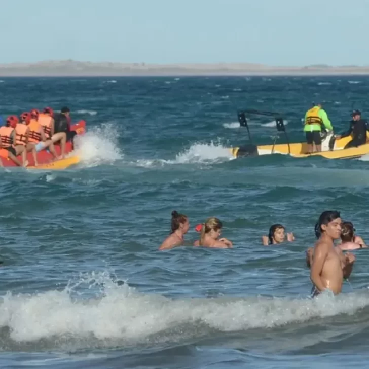 Dramático accidente en Las Grutas: un joven quedó atrapado en la hélice de la “banana” y sufrió graves cortes en las piernas