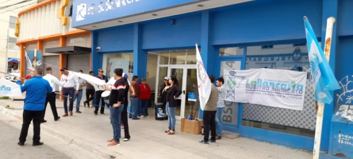 Podría haber una medida nacional por cierre del Banco Santa Cruz