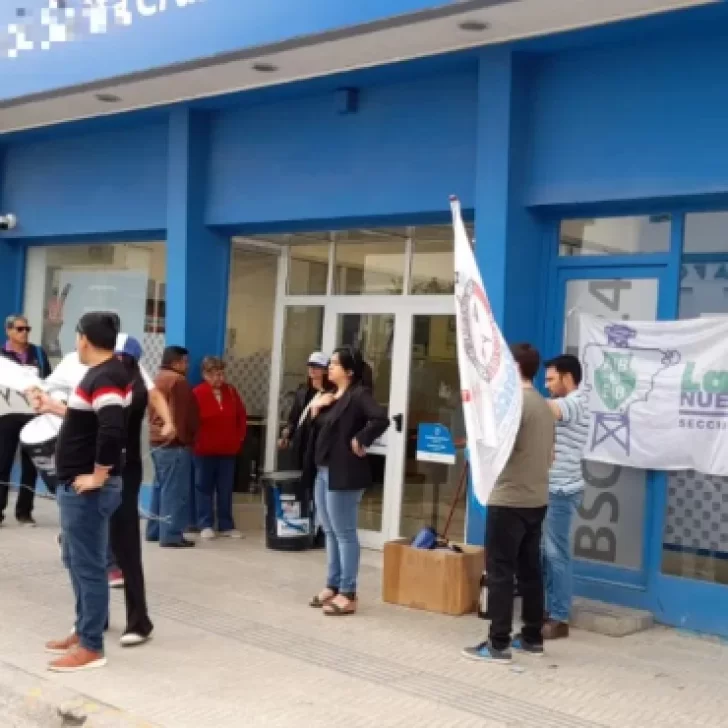 Podría haber una medida nacional por cierre del Banco Santa Cruz