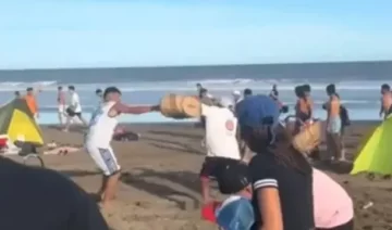 Churros vs. Chipá: vendedores ambulantes se pelearon a los canastazos en plena playa y con niños alrededor Churros vs. Chipá: vendedores ambulantes se pelearon a los canastazos en plena playa y con niños alrededor