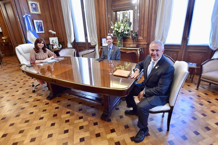 Cristina-Kirchner-reunida-con-el-embajador-de-Estados-Unidos-Marc-Stanley.