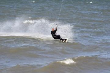 Jornada de kitesurf en Río Gallegos: vecinos aprovecharon el buen clima en la costanera