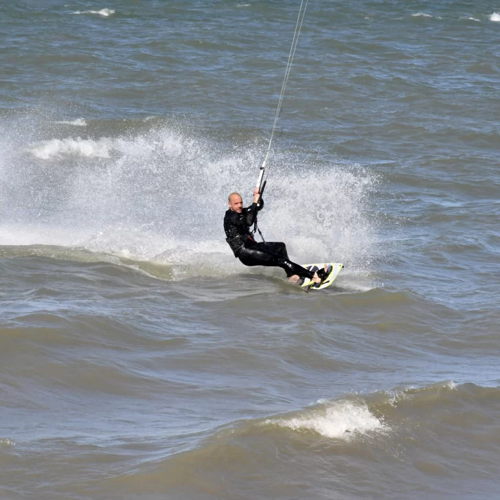 Jornada de kitesurf en Río Gallegos: vecinos aprovecharon el buen clima en la costanera