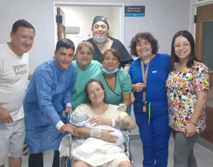 Diego-y-Karen-y-el-pequeno-Emiliano-y-el-equipo-del-Hospital-de-Las-Heras.-728x573