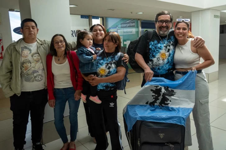  Llegada del último viaje a Malvinas. De izq. a der.: Carlos Cárcamo; Silvia Cárcamo; Alana Altamirano; la pareja del veterano de guerra, Mariana Fernández, quien lleva en brazos a su nieta Alai; Fernando Alturria; y su hija Carolina Alturria. FOTO: LEANDRO FRANCO/LA OPINIÓN AUSTRAL