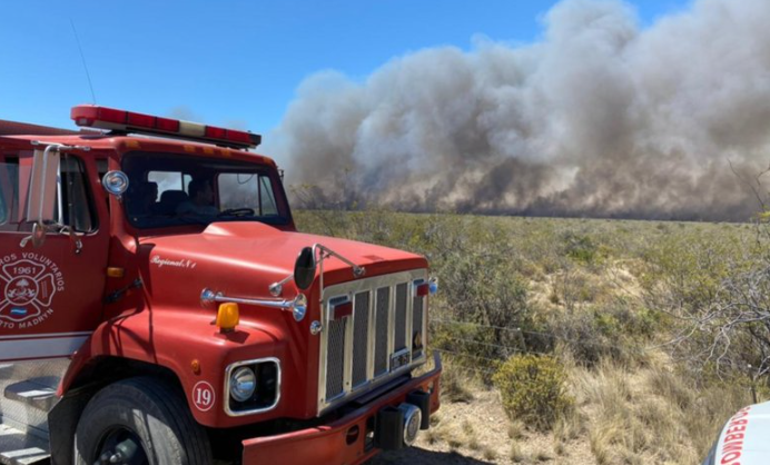 Incendio cerca de Puerto Madryn: el fuego avanza y el viento dificulta las tareas de contención