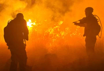 Un rayo generó un incendio en Bahía Cracker y obligó a evacuar a varias familias