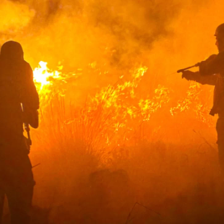 Un rayo generó un incendio en Bahía Cracker y obligó a evacuar a varias familias