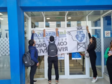 Continúan las protestas en Comodoro por el cierre del Banco Santa Cruz