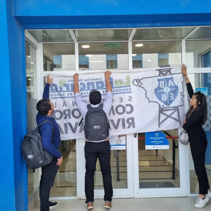 Continúan las protestas en Comodoro por el cierre del Banco Santa Cruz