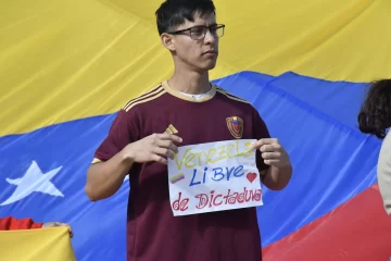 Manifestación venezolana en Río Gallegos: “La dictadura se termina” Manifestación venezolana en Río Gallegos: “La dictadura se termina”