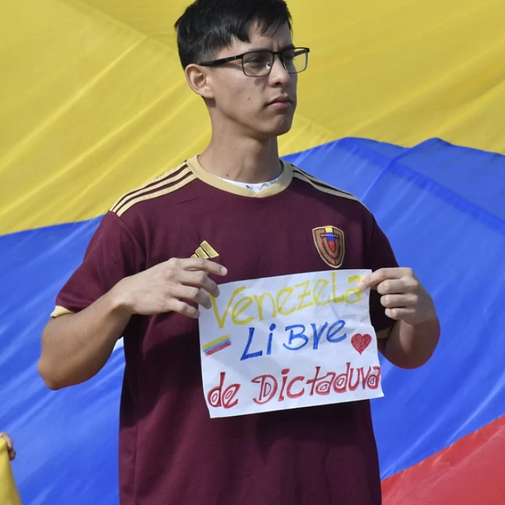 Manifestación venezolana en Río Gallegos: “La dictadura se termina” Manifestación venezolana en Río Gallegos: “La dictadura se termina”